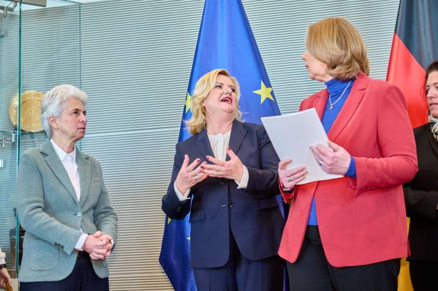 Wehrbericht 2022 Marie Agner Strack Zimmermann Eva Högl Bärbel Bas Germany, Berlin, 14 03 2023 The German Bundestags Commissioner for the Armed Forces, Eva Högl, hands over the Annual Report 2022 to the President of the Bundestag, Bärbel Bas A current stocktaking of a list of shortcomings of the Bundeswehr