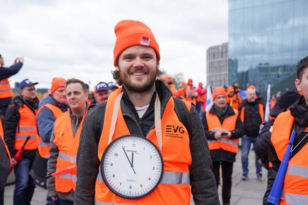 Berlin, Germany 14 March 2023 demonstration of the EVG in front of the Berlin central station Enzelner demonstrator with a clock 5 to 12 Federal Chancellery Berlin Copyright: xFotostandx xReuhlx