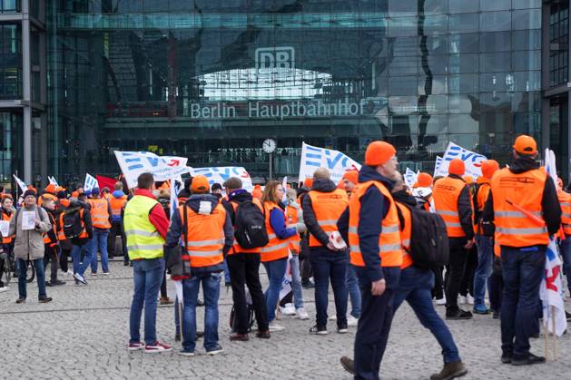 Berlin, Germany 14 March 2023 demonstration of the EVG in front of the Berlin central station, a group of demonstrators Federal Chancellery Berlin Copyright: xFotostandx xReuhlx