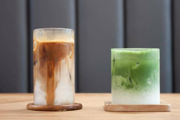  Iced coffee latte and iced matcha greentea on wooden table, Iced coffee latte and iced matcha greentea on wooden table, stock photo, Iced coffee latte and iced matcha greentea on wooden table, stock photo, 15.02.2023, Copyright: xpunsayapornx Panthermedia33634667.jpg
