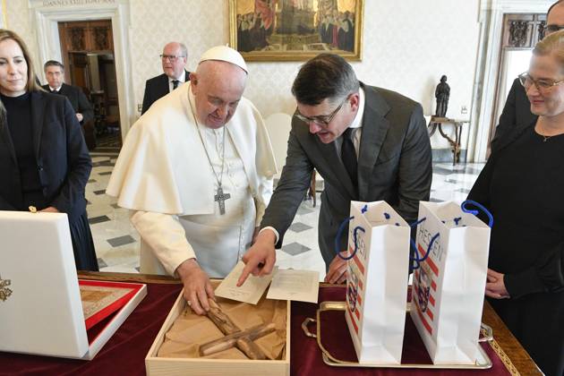 Bilder des Jahres 2023, News 03 März News Themen der Woche KW11 News Bilder des Tages March 16, 2023, VATICAN CITY: A handout picture provided by the shows Pope Francis meets Boris Rhein (R), the Prime Minister of Germany s Hesse in Vatican City, 16 March 2023..ANSA (NPK) VATICAN CITY - ZUMAa110 20230316_zaf_a110_006 Copyright: xVaticanxMediax