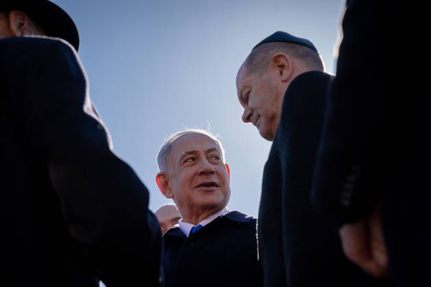 Visit of the Prime Minister of Israel in Berlin during the visit of the memorial track 17 in Berlin Current, 16 03 2023, Berlin, Chancellor Olaf Scholz together with Benjamin Netanyahu the Prime Minister of Israel in conversation with guests during the visit of the memorial track 17 in Berlin Berlin