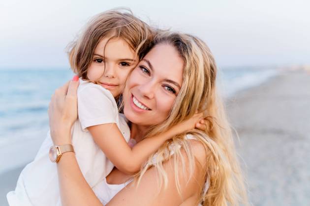 Happy young woman with her daughter hugging on the beach Milano Marittima, Emilia-Romagna, Italy CR_NEPM230313-1152096-01 ,model released, Symbolfoto