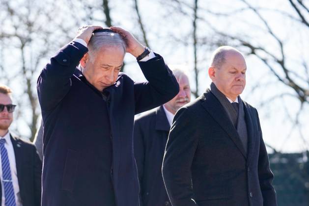 Berlin, Germany 16 March 2023 Visit to the memorial track 17 in Berlin Grunewald 16 03 2023 In the picture from left Benjamin Netanyahu, Prime Minister of Israel, Chancellor Olaf Scholz SPD , Benjamin Netanyahu puts his kippa on memorial track 17 Berlin Copyright: xFotostandx xReuhlx