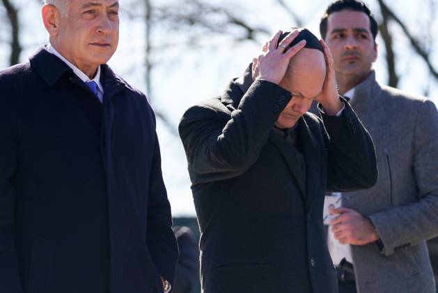 Berlin, Germany 16 March 2023 Visit at the memorial track 17 in Berlin Grunewald 16 03 2023 In the picture from left Benjamin Netanyahu, Prime Minister of Israel, Chancellor Olaf Scholz SPD , Chancellor Olaf Scholz SPD puts his kippa on memorial track 17 Berlin Copyright: xFotostandx xReuhlx