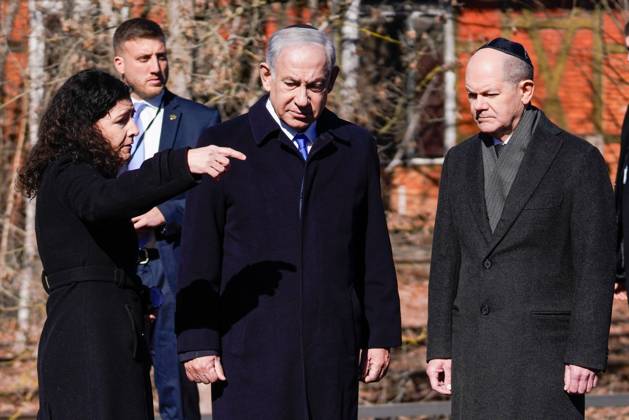 Berlin, Germany 16 March 2023 Visit to the memorial track 17 in Berlin Grunewald 16 03 2023 In the picture from left Benjamin Netanyahu, Prime Minister of Israel, Chancellor Olaf Scholz SPD receive explanation memorial track 17 Berlin Copyright: xFotostandx xReuhlx