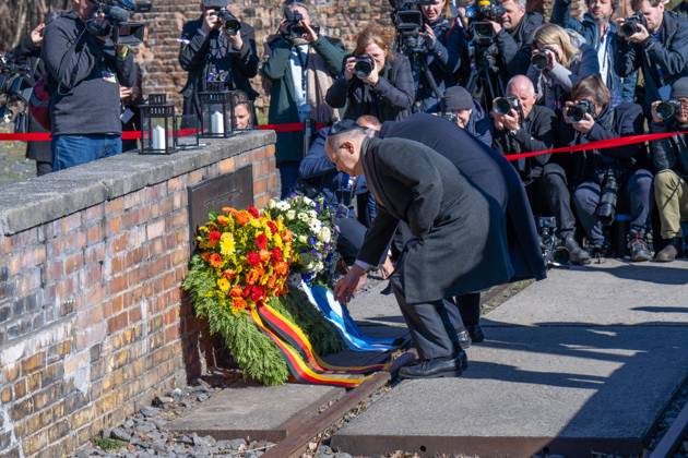 Prime Minister Benjamin Netanyahu, German Chancellor Olaf Scholz Visit of the Prime Minister of the State of Israel, Benjamin Netanyahu, in Berlin Visit of the Holocaust Memorial Gleis 17 in Berlin Wannsee with German Chancellor Olaf Scholz with laying of a wreath Berlin Berlin GER