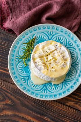  Baked Camembert Cheese, Baked Camembert cheese on the serving plate, Baked Camembert cheese on the serving plate, 22.02.2023, Copyright: xAlex9500x Panthermedia33675199.jpg