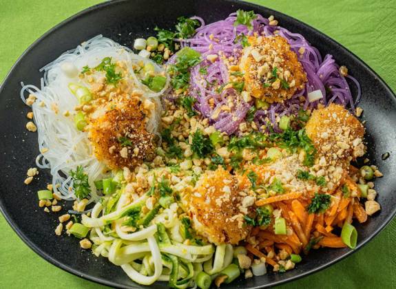  Colorful glass noodle zucchini carrot salad with shrimp on black china, colorful glass noodle salad, colorful glass noodle salad, 11.02.2023, Copyright: xOLYMP12x Panthermedia33617285.jpg