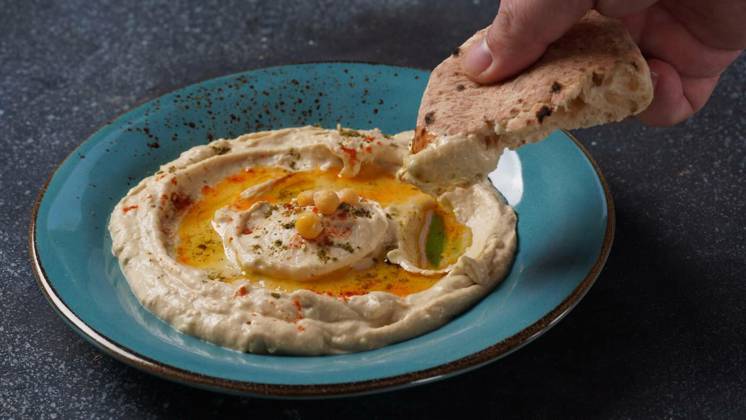 IMAGO Creative, Food, Hummus Hummus with olive oil, paprika, lemon and pita bread. Classic hummus on the plate, Hummus with olive oil, paprika, lemon and pita bread. Classic hummus on the plate, Hummus with olive oil, paprika, lemon and pita bread. Classic hummus on the plate, 24.02.2023, Copyright: xNayalyHx Panthermedia33684304.jpg