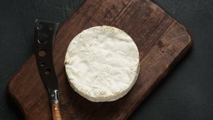  Camembert de Normandie cheese on cutting board with knife, Camembert de Normandie cheese on cutting board with knife, Camembert de Normandie cheese on cutting board with knife, 24.02.2023, Copyright: xNayalyHx Panthermedia33684455.jpg
