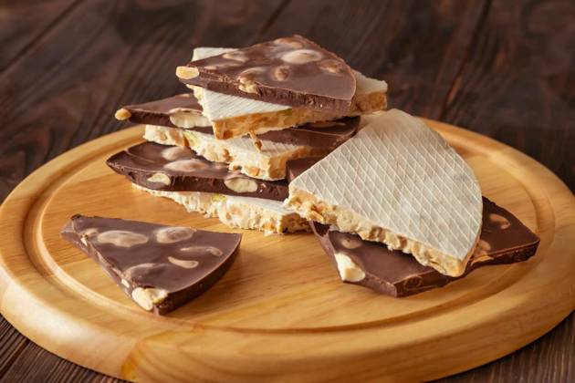  Wedges of turron, Wedges of classic and chocolate turron on wooden background, Wedges of classic and chocolate turron on wooden background, 04.03.2023, Copyright: xAlex9500x Panthermedia33733355.jpg