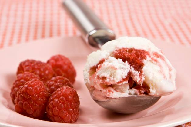 Fresh raspberries with ice cream on a plate Copyright: xRobertxAnthonyx xDesignxPicsx , 30354618 Copyright: RobertxAnthonyx xDesignxPics 30354618