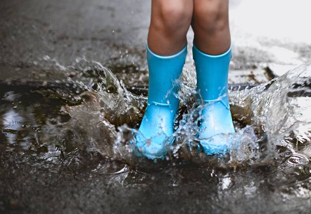 Child wearing blue rain boots jumping into a puddl Child wearing blue rain boots jumping into a puddle. Close up ,model released, Symbolfoto Copyright: xZoonar.com DashaxPetrenkox 15060169 ,model released, Symbolfoto ,property released