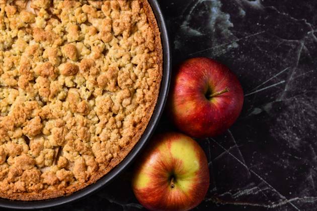 European Apple pie with Topping Crumble in Springform Copyright: imageBROKER Firn ibxmob09115320.jpg