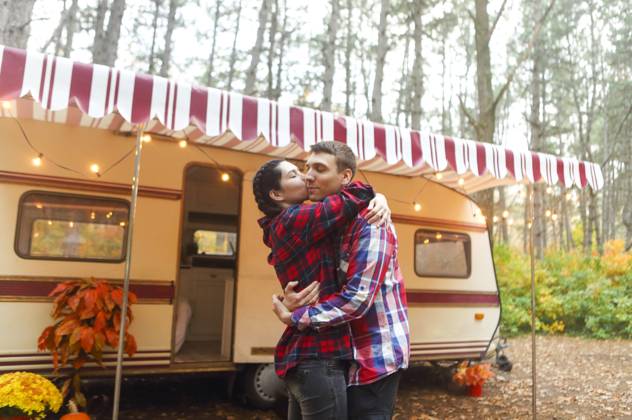 Portrait of romantic couple smiling while holding hands near house on wheels outdoors Portrait of romantic couple man and woman smiling while hugging near house on wheels outdoors ,model released, Symbolfoto Copyright: xZoonar.com DashaxPetrenkox 15910385 ,model released, Symbolfoto ,property released