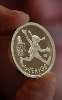 STOCKHOLM 20021114 Myntverket and Riksbank Governor Urban Bäckström present a new jubilee coin with an edition of 100,000, with a motif of Astrid Lindgren on one side and Pippi Longstocking on the other, Stockholm, November 14, 2002 Only twice before have people been allowed to adorn a jubilee coin Last time it was Alfred Nobel STOCKHOLM SWEDEN x71420x  Copyright: xFredrikxSandberg TTx 71420