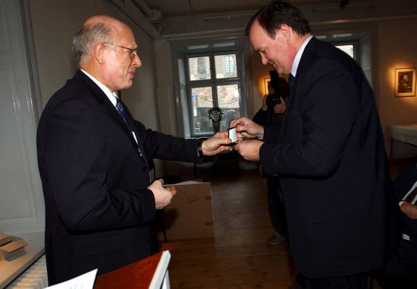 STOCKHOLM 20021114 Myntverket and Riksbank Governor Urban Bäckström present a new commemorative coin with an edition of 100,000, with a motif of Astrid Lindgren on one side and Pippi Longstocking on the other Only twice before have people been allowed to adorn a commemorative coin The last time it was Alfred Nobel In the  Copyright: xFredrikxSandberg TTx 71420