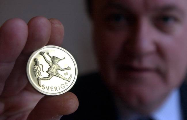STOCKHOLM 20021114 Myntverket and Riksbank Governor Urban Bäckström present a new jubilee coin with an edition of 100,000, with a motif of Astrid Lindgren on one side and Pippi Longstocking on the other, Stockholm, November 14, 2002 Only twice before have people been allowed to adorn a jubilee coin Last time it was Alfred Nobel STOCKHOLM SWEDEN x71420x  Copyright: xFredrikxSandberg TTx 71420