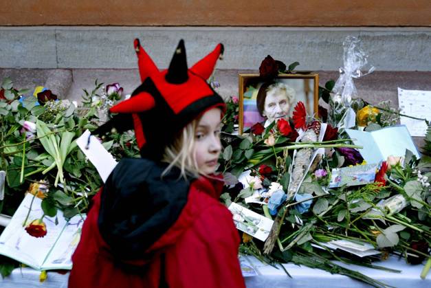 STOCKHOLM 020308 Astrid Lindgrens funeral in Storkyrkan in Gamla Stan Mira Dahlkuist lays a flower for Astrid Lindgren STOCKHOLM Sweden PB KOD 1070 x1070x  Copyright: xJESSICAxGOWx ASTRID LINDGRENS BEGRAVNING