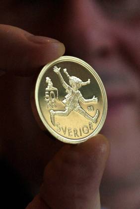 STOCKHOLM 20021114 Myntverket and Riksbank Governor Urban Bäckström present a new jubilee coin with an edition of 100,000, with a motif of Astrid Lindgren on one side and Pippi Longstocking on the other, Stockholm, November 14, 2002 Only twice before have people been allowed to adorn a jubilee coin Last time it was Alfred Nobel STOCKHOLM SWEDEN x71420x  Copyright: xFredrikxSandberg TTx 71420