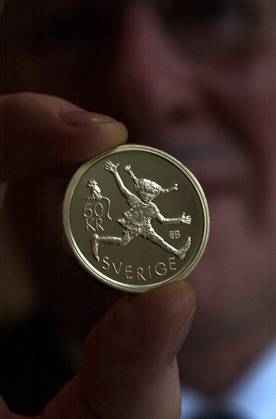 STOCKHOLM 20021114 Myntverket and Riksbank Governor Urban Bäckström present a new jubilee coin with an edition of 100,000, with a motif of Astrid Lindgren on one side and Pippi Longstocking on the other, Stockholm, November 14, 2002 Only twice before have people been allowed to adorn a jubilee coin Last time it was Alfred Nobel STOCKHOLM SWEDEN x71420x  Copyright: xFredrikxSandberg TTx 71420