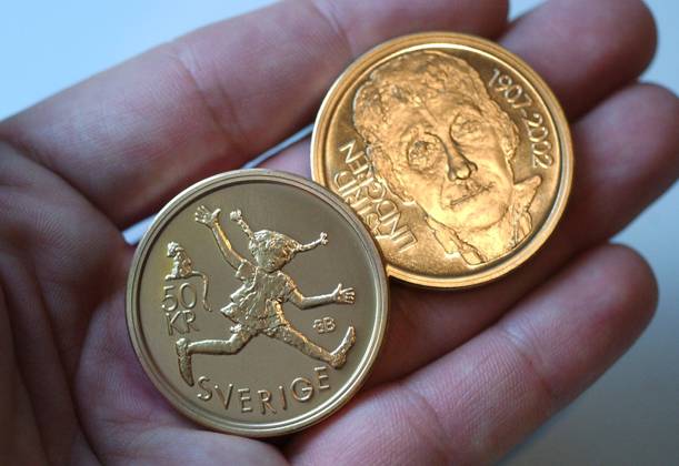 STOCKHOLM 20021114 Myntverket and Riksbank Governor Urban Bäckström present a new jubilee coin with an edition of 100,000, with a motif of Astrid Lindgren on one side and Pippi Longstocking on the other, Stockholm, November 14, 2002 Only twice before have people been allowed to adorn a jubilee coin Last time it was Alfred Nobel STOCKHOLM SWEDEN x71420x  Copyright: xFredrikxSandberg TTx 71420