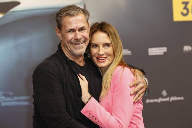 Sven Martinek with partner Bianca Rütter at the premiere of the feature film Manta, Manta Zwoter Teil at the Cinedom Cologne, 26 03 2023 Foto:xT.xSchröerx xFuturexImage
