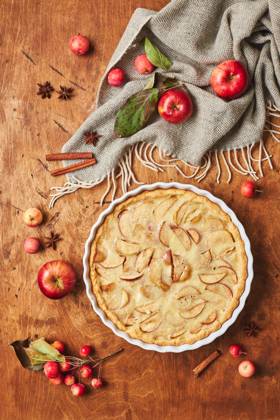 IMAGO Creative, Herbst, Food, Apfelkuchen Homemade apple cake with with sour cream, red apples, Crabapples and cinnamon over wooden background, top view Homemade apple cake with with sour cream, red apples, Crabapples and cinnamon over wooden background, top view. Copyright: xZoonar.com BurakovaxIrinax 18144874