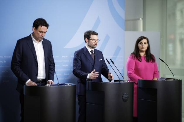 Marco Buschmann, Federal Minister of Justice, center Georg Eisenreich, Minister of Justice of Bavaria, l and Anna Gallina, Senator of Justice of Hamburg, r give a joint press statement after the Bund Laender Digital Summit at the Federal Ministry of Justice in Berlin, 30 03 2023 Berlin Germany. Copyright: xJaninexSchmitz photothek.dex