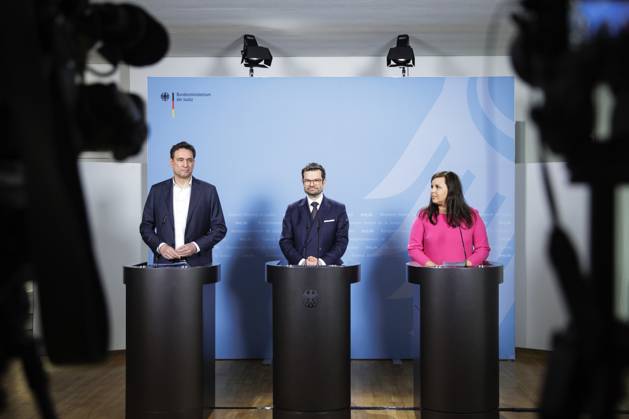 Marco Buschmann, Federal Minister of Justice, center Georg Eisenreich, Minister of Justice of Bavaria, l and Anna Gallina, Senator of Justice of Hamburg, r give a joint press statement after the Bund Laender Digital Summit at the Federal Ministry of Justice in Berlin, 30 03 2023 Berlin Germany. Copyright: xJaninexSchmitz photothek.dex