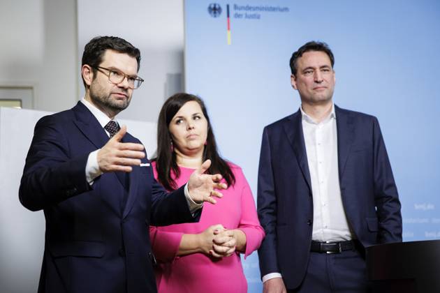 Marco Buschmann, Federal Minister of Justice, l Georg Eisenreich, Minister of Justice of Bavaria, r and Anna Gallina, Senator of Justice of Hamburg, center give a joint press statement after the Bund Laender Digital Summit at the Federal Ministry of Justice in Berlin, 30 03 2023 Berlin Germany. Copyright: xJaninexSchmitz photothek.dex