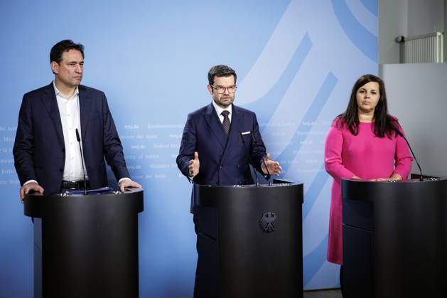 Marco Buschmann, Federal Minister of Justice, center Georg Eisenreich, Minister of Justice of Bavaria, l and Anna Gallina, Senator of Justice of Hamburg, r give a joint press statement after the Bund Laender Digital Summit at the Federal Ministry of Justice in Berlin, 30 03 2023 Berlin Germany. Copyright: xJaninexSchmitz photothek.dex