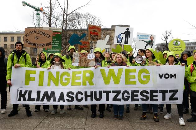 Demo of the movement Fridays for Future against the climate protection results of the meeting of the coalition committee in front of the Ministry of Transport on 31 03,23 in Berlin Fridays for Future Demo against climate protection law in Berlin