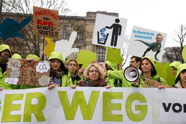 Demo of the movement Fridays for Future against the climate protection results of the meeting of the coalition committee in front of the Ministry of Transport on 31 03,23 in Berlin Fridays for Future Demo against climate protection law in Berlin