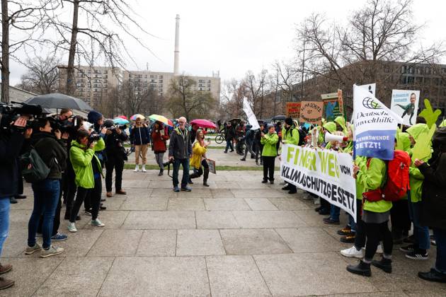 Demo of the movement Fridays for Future against the climate protection results of the meeting of the coalition committee in front of the Ministry of Transport on 31 03,23 in Berlin Fridays for Future Demo against climate protection law in Berlin