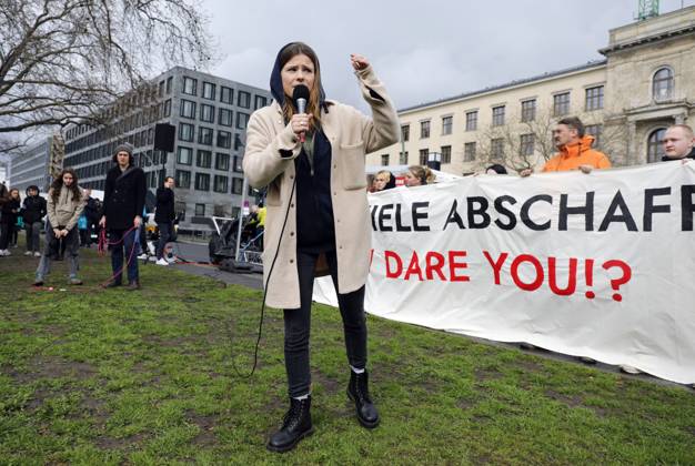 Luisa Neubauer Berlin, 31 03 2023 Luisa Neubauer speaks during a demonstration by Fridays for Future in favor of meeting climate targets and the resignation of Transport Minister Volker Wissing at the Federal Ministry of Transport Berlin Berlin Germany