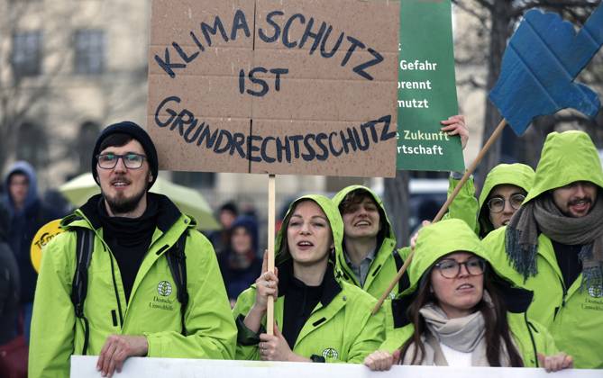 Fridays for future Demo Berlin, 31 03 2023 Fridays for Future Demonstration at the Federal Ministry of Transport for adherence to climate targets and the resignation of Transport Minister Volker Wissing at the Federal Ministry of Transport Berlin Berlin Germany