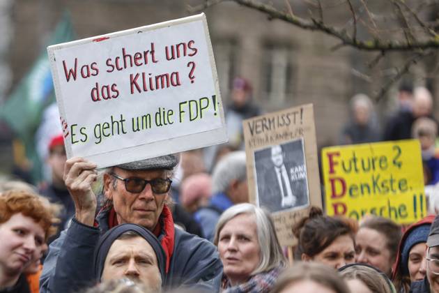 Fridays for future Demo Berlin, 31 03 2023 Fridays for Future Demonstration at the Federal Ministry of Transport for adherence to climate targets and the resignation of Transport Minister Volker Wissing at the Federal Ministry of Transport Berlin Berlin Germany