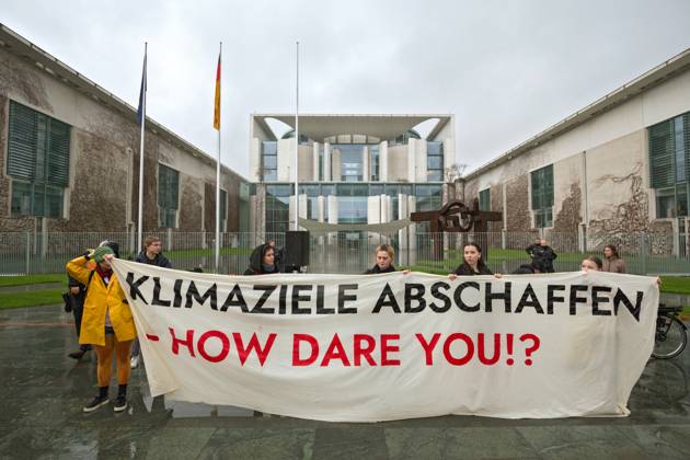 Berlin, Germany, DEU Climate demonstration for the resignation of FDP Transport Minister Volker Wissing at the Chancellery 31 03 2023, Berlin, Germany, DEU Climate demonstration for the resignation of FDP Transport Minister Volker Wissing at the Chancellery Demonstrators protest in the pouring rain with placards and banners in
