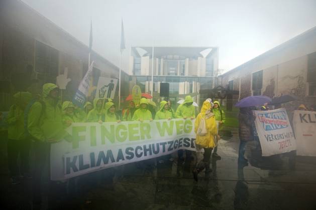 Berlin, Germany, DEU Climate demonstration for the resignation of FDP Transport Minister Volker Wissing at the Chancellery 31 03 2023, Berlin, Germany, DEU Climate demonstration for the resignation of FDP Transport Minister Volker Wissing at the Chancellery Demonstrators protest in the pouring rain with placards and banners in