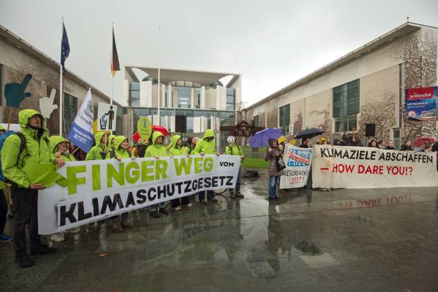 Berlin, Germany, DEU Climate demonstration for the resignation of FDP Transport Minister Volker Wissing at the Chancellery 31 03 2023, Berlin, Germany, DEU Climate demonstration for the resignation of FDP Transport Minister Volker Wissing at the Chancellery Demonstrators protest in the pouring rain with placards and banners in