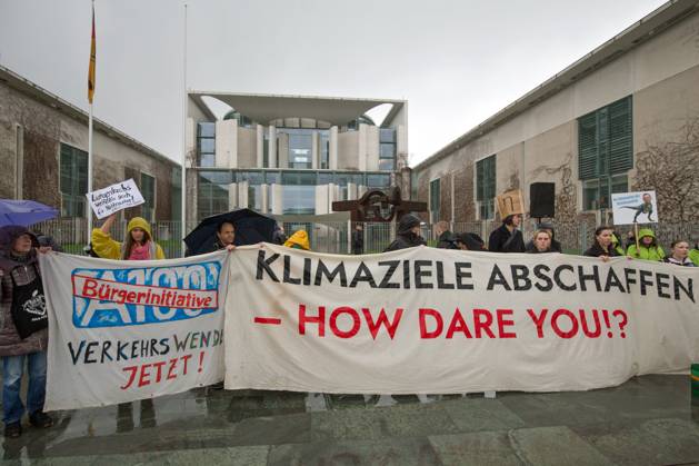 Berlin, Germany, DEU Climate demonstration for the resignation of FDP Transport Minister Volker Wissing at the Chancellery 31 03 2023, Berlin, Germany, DEU Climate demonstration for the resignation of FDP Transport Minister Volker Wissing at the Chancellery Demonstrators protest in the pouring rain with placards and banners in