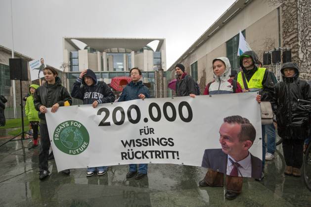 Berlin, Germany, DEU Climate demonstration for the resignation of FDP Transport Minister Volker Wissing at the Chancellery 31 03 2023, Berlin, Germany, DEU Climate demonstration for the resignation of FDP Transport Minister Volker Wissing at the Chancellery Demonstrators protest in the pouring rain with placards and banners in