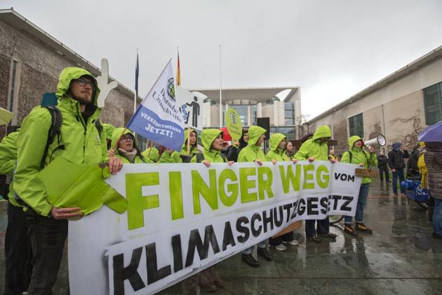 Berlin, Germany, DEU Climate demonstration for the resignation of FDP Transport Minister Volker Wissing at the Chancellery 31 03 2023, Berlin, Germany, DEU Climate demonstration for the resignation of FDP Transport Minister Volker Wissing at the Chancellery Demonstrators protest in the pouring rain with placards and banners in