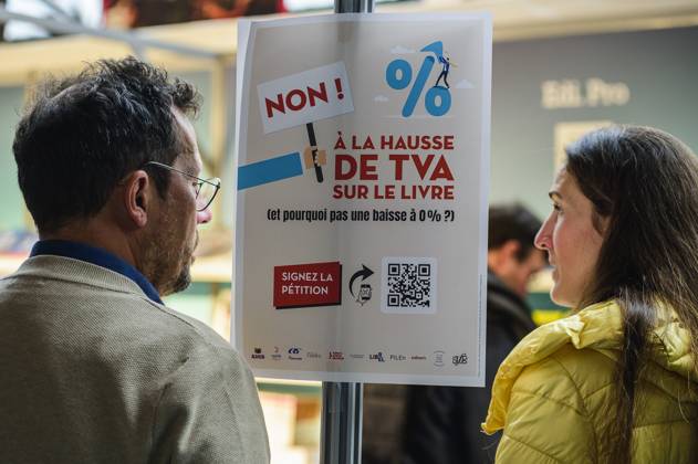 Foire du Livre de Bruxelles les gens se pressent autour des presentoirs 2023 TVA 0% Brussels Books fair 2023 - 0% taxes on books Reporters QUINET JEANxMARCxQUINET