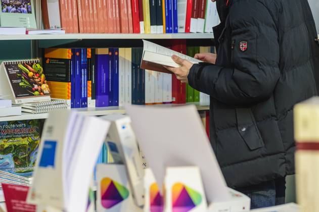 Foire du Livre de Bruxelles les gens se pressent autour des presentoirs 2023 Feuilleter un livre Brussels Books fair 2023 - Flipping the pages Reporters QUINET JEANxMARCxQUINET