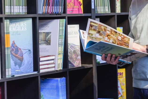 Foire du Livre de Bruxelles les gens se pressent autour des presentoirs 2023 Rayon Bandes dessinees Brussels Books fair 2023 - Comics Books Reporters QUINET JEANxMARCxQUINET