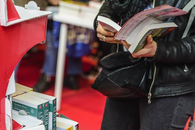 Foire du Livre de Bruxelles les gens se pressent autour des presentoirs 2023 Feuilleter un livre Brussels Books fair 2023 - Flipping the pages Reporters QUINET JEANxMARCxQUINET