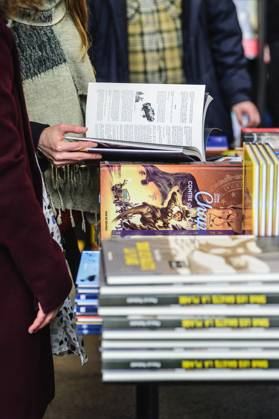 Foire du Livre de Bruxelles les gens se pressent autour des presentoirs 2023 Rayon Bandes dessinees Brussels Books fair 2023 - Comics Books Reporters QUINET JEANxMARCxQUINET